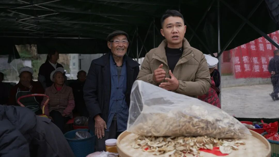 圖為“村抖”主播正在直播賣貨。鄒琴印攝