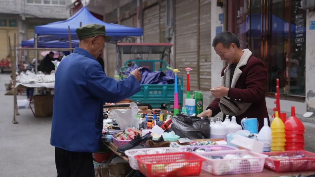 圖為蕉壩鎮趕集群眾。鄒琴印攝