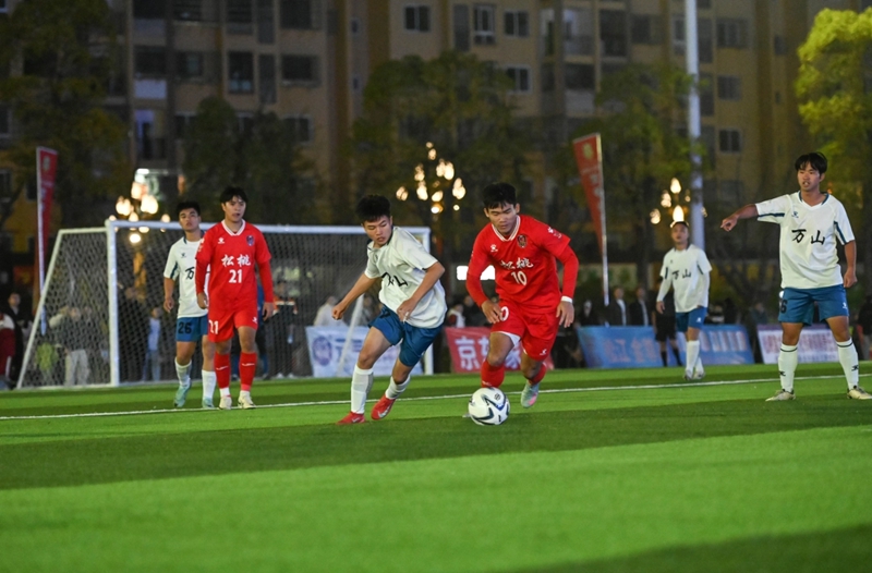 楊坤帶球突破。謝慧芳 攝.jpg