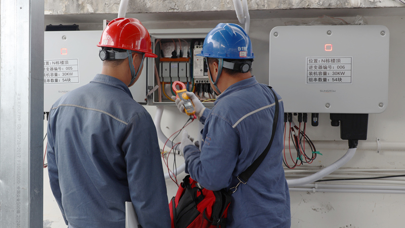 晴隆供電局工作人員檢查線路。