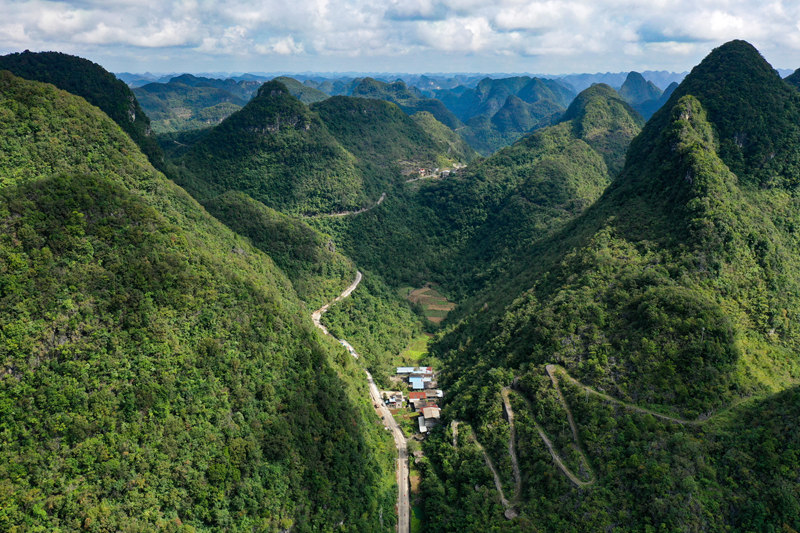 羅甸縣平寨水庫支管栗木至龍坪水廠管網連通農村規?；┧こ?。潘希來攝