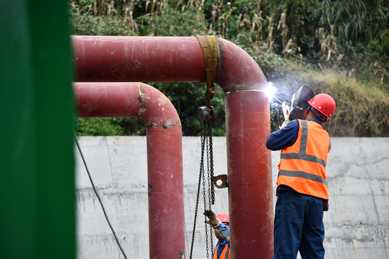 清鎮市小型引調水工程大麥西水廠建設中。潘希來攝