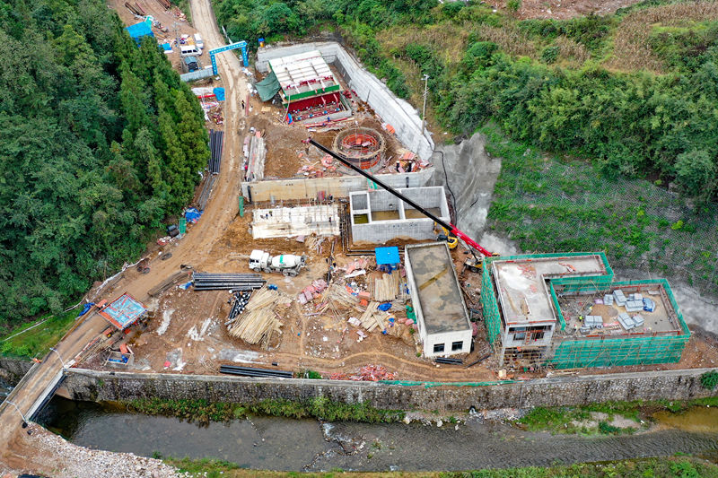 清鎮市小型引調水工程大麥西水廠建設中。潘希來攝