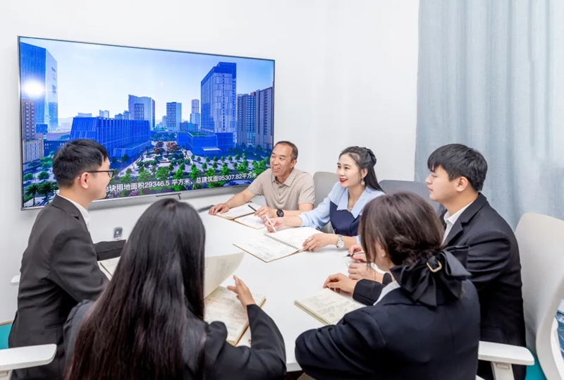 貴州工商職業學院劉鵬老師、李艷麗老師與學生備戰全國高校BIM畢業設計創新大賽。