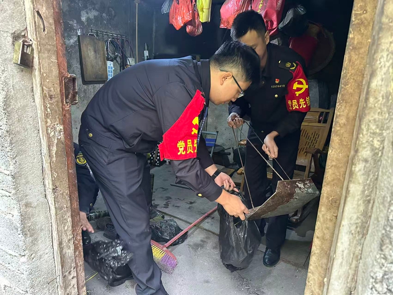 1 圖為交通綜合執法系統的黨員干部給張榮丁老人打掃衛生。