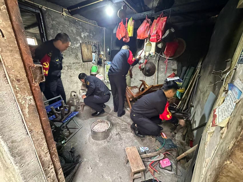 2 圖為交通綜合執法系統的黨員干部給張榮丁老人打掃衛生。