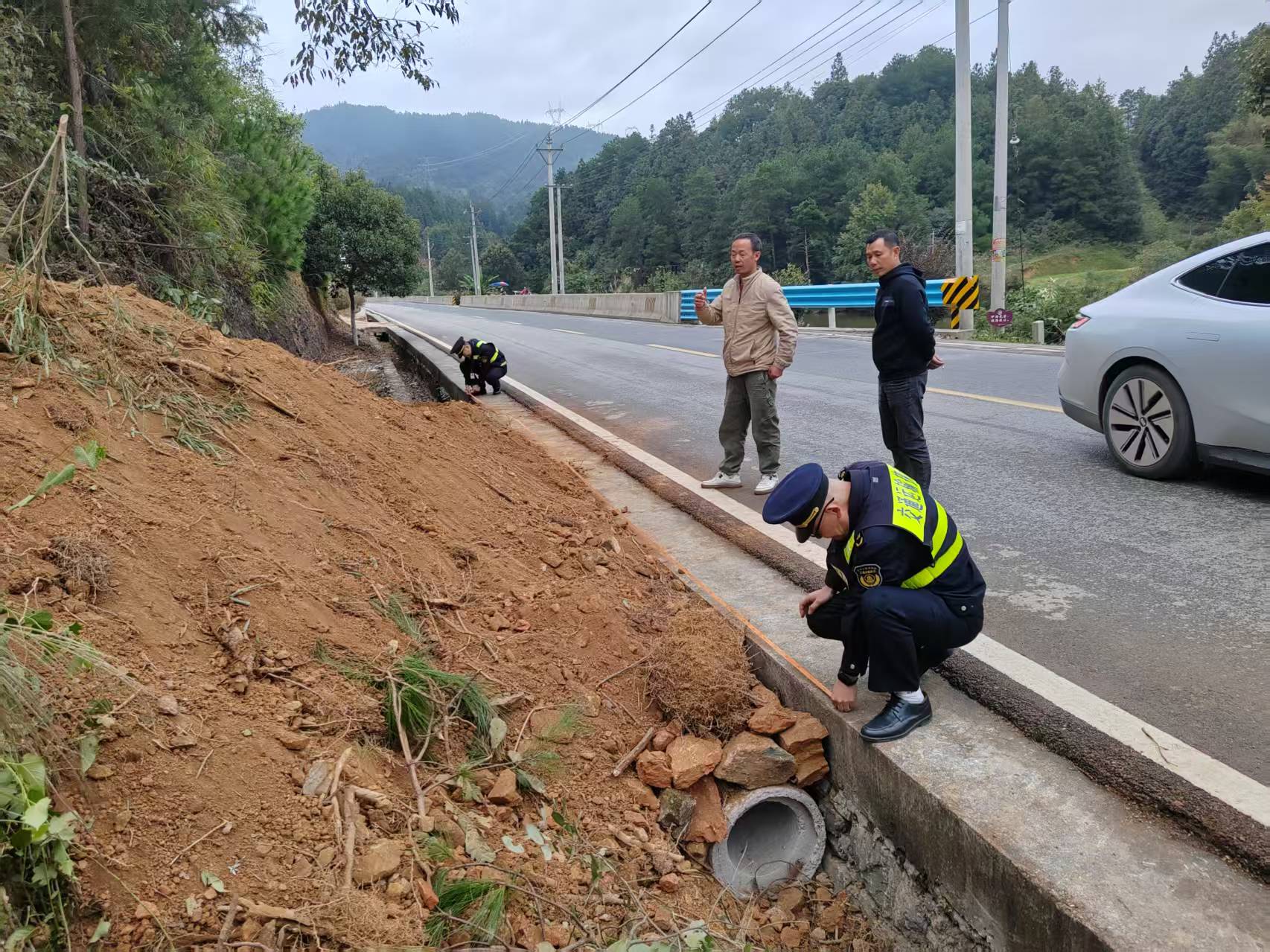 2 圖為執法人員對現場進行勘驗。