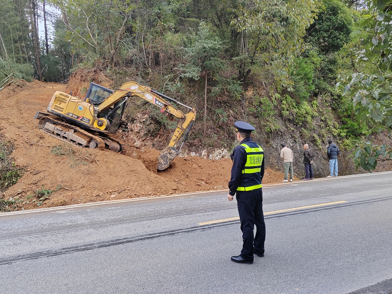 4 圖為當事人正在改正違法行為。