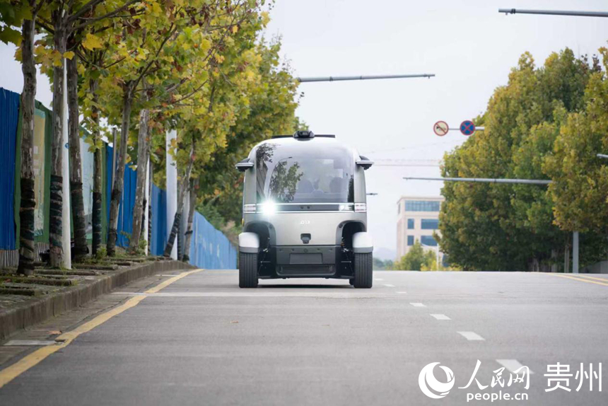 貴州翰凱斯智能技術有限公司的“黑科技”產品——無人小巴在街頭行駛。人民網記者 涂敏攝