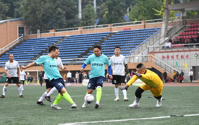 球員在比賽中激烈拼搶6