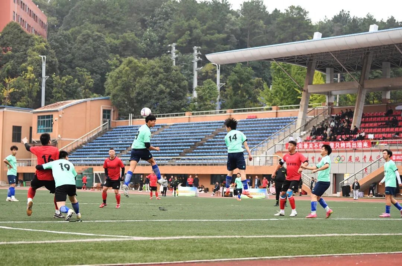 球員在比賽中激烈拼搶5