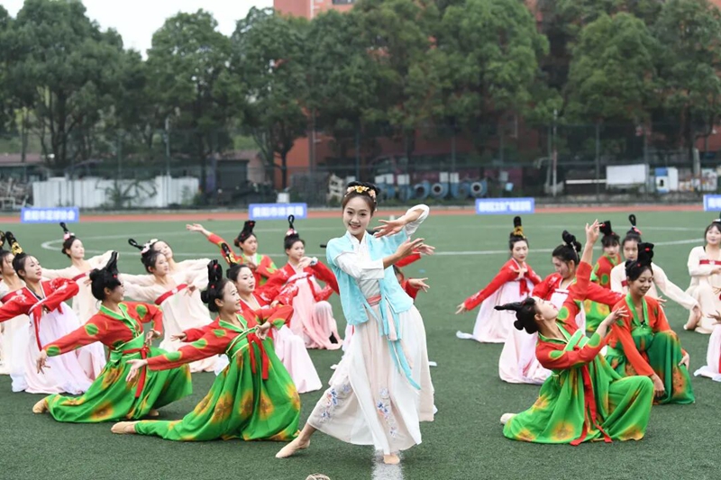 貴陽學院學生在比賽間隙表演舞蹈10