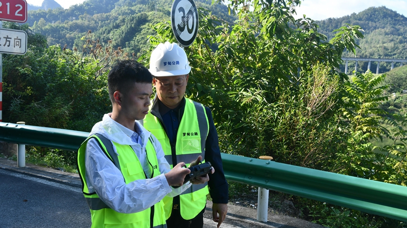 巡查人員正在操控無人機開展巡查.jpg