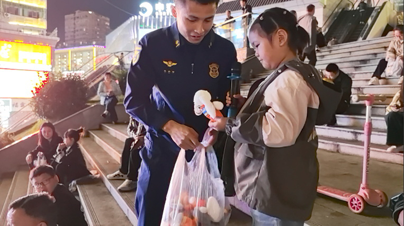 圖為發放消防主題宣傳品。