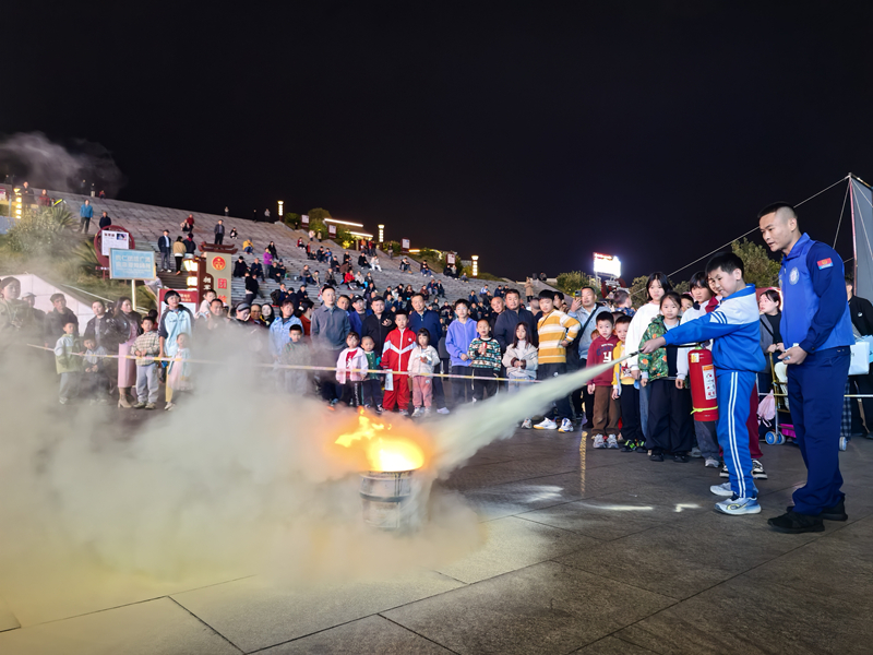 圖為滅火器實操挑戰。