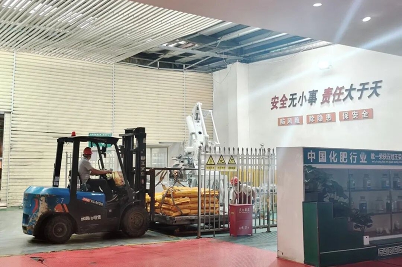 工人駕駛叉車搬運化肥.jpg