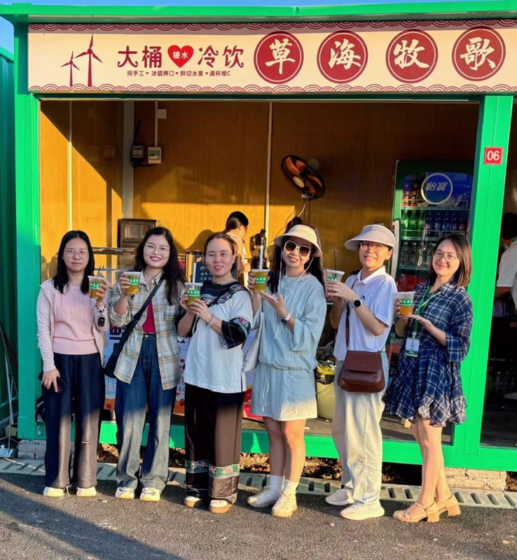 盤石粑粑村龍芬是受益黔東草海發展的第一批返鄉創業青年，黔東草海給她今年增收了2萬多元。石啟志