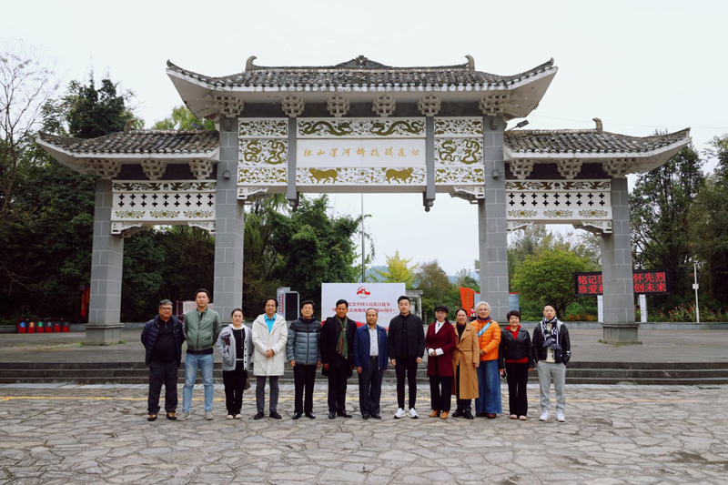 澳門考察團一行考察深河橋抗戰遺址。