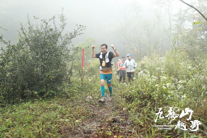 選手在途中感受大自然風光。觀山湖區融媒體中心供圖