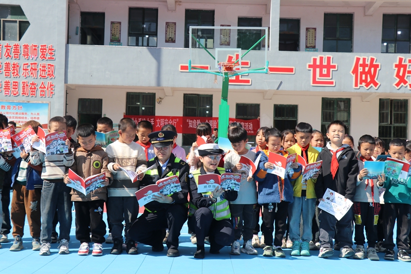 2 圖為執法人員和托苗小學的學生共同學習交通運輸安全知識