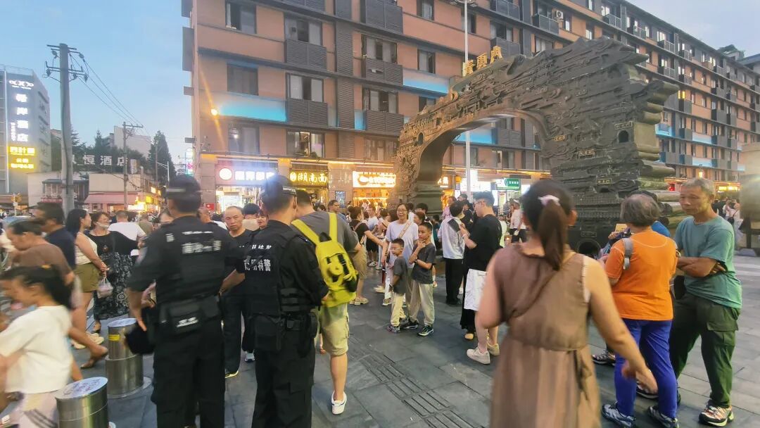 圖片南明公安在青云路步行街進行巡邏7