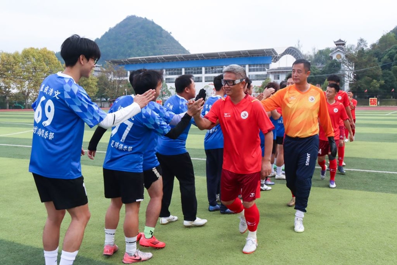 凱里學院“校長杯”青少年校園足球“班超”聯賽火熱開幕。