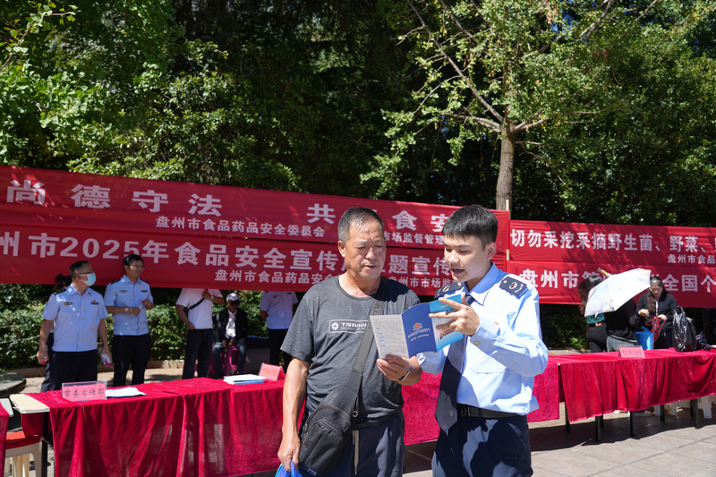 圖為稅務干部為參加活動的人員宣講稅惠政策。李琪攝