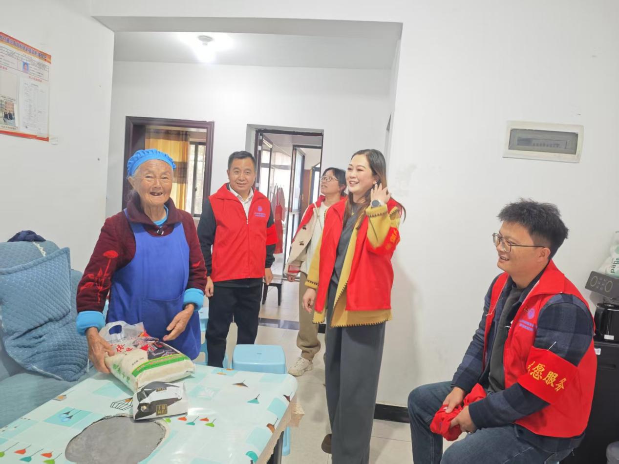 “接單”黨員慰問80 歲以上老人。