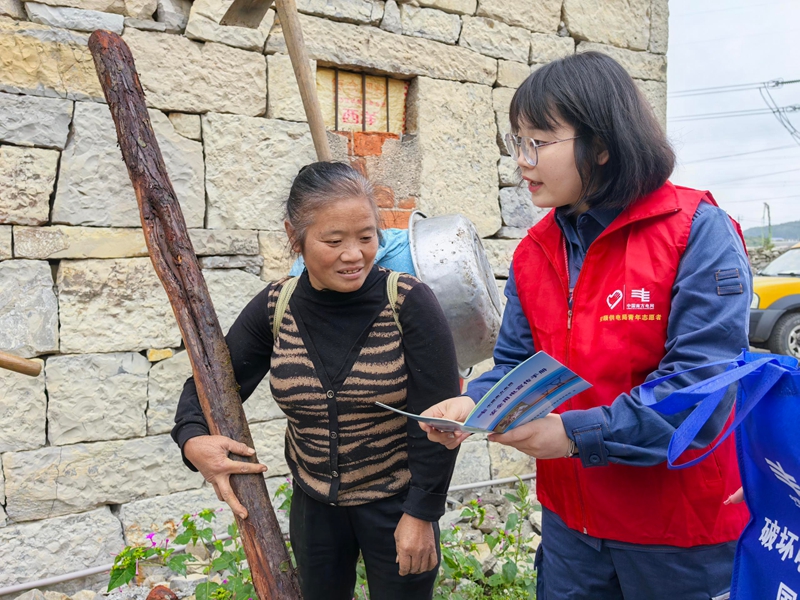 志愿者們走進老人家中，開展安全用電宣傳，提升老人安全用電意識。
