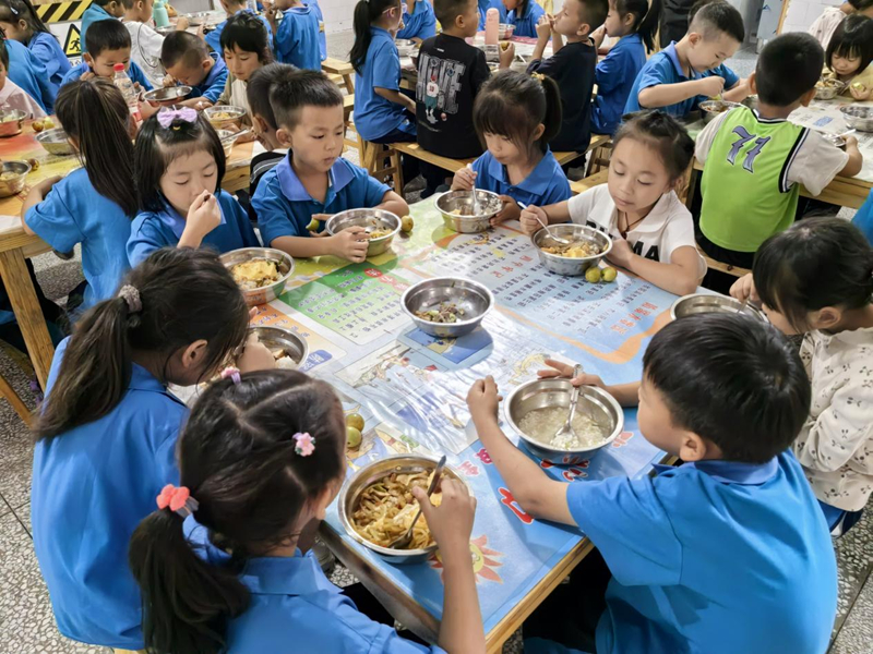 貴州銅仁校園餐“提質降價” 56萬學子吃上放心飯。