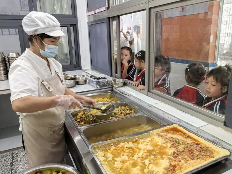 銅仁校園餐“提質降價” 56萬學子吃上放心飯。