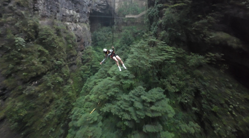 圖為:游客蕩秋千體驗