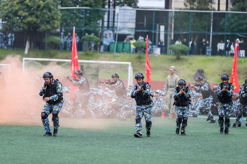 貴工商軍訓上演“十八般武藝”。