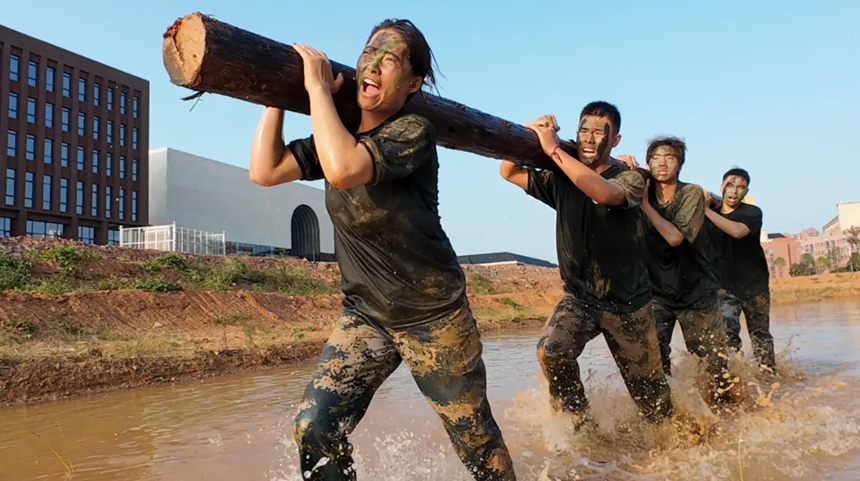 貴工商軍訓上演“十八般武藝”。