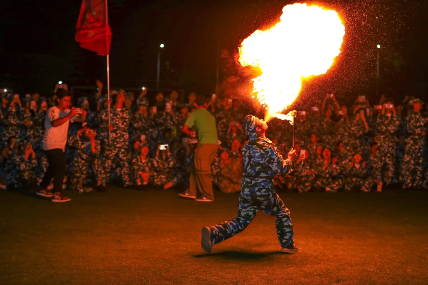 貴工商軍訓上演“十八般武藝”。