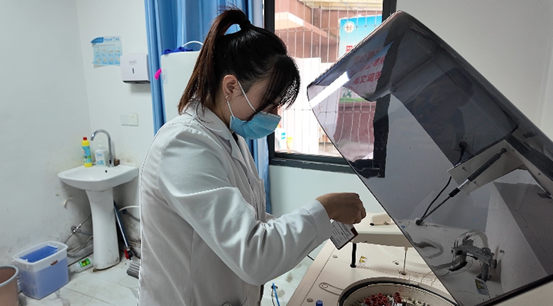 醫生進行生化檢測。稅會靜 攝.jpg