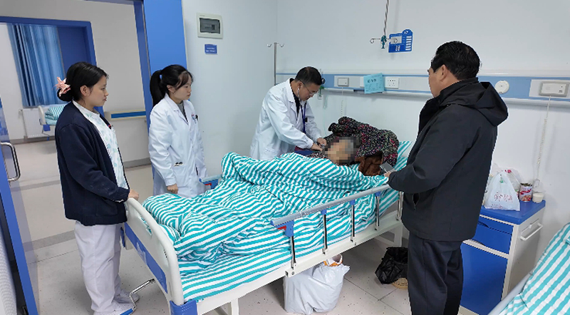 醫生查看老年人康復情況。稅會靜 攝.jpg