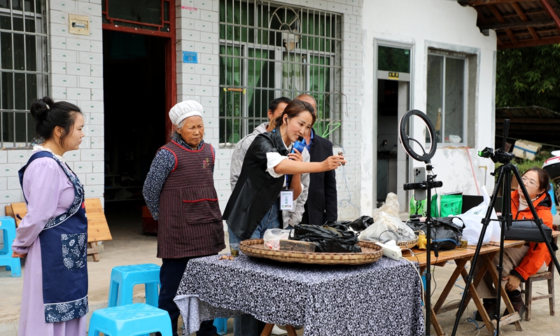 1、村播令狐克連把直播間搬進群眾家中。 陳桂良 攝.jpg