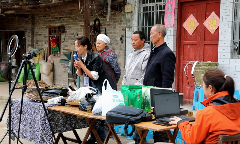 2、村播令狐克連在群眾家門口直播帶貨。 陳桂良 攝.jpg