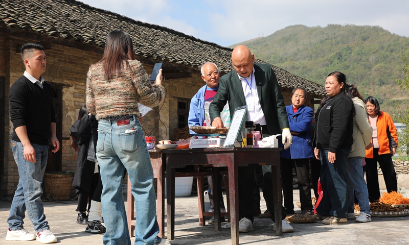 4、村播江懷帶著團隊開展直播。 陳桂良 攝.jpg