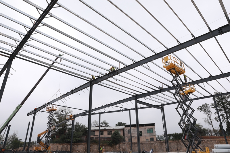 二期B02、B04庫房正在加緊施工。李齊 攝。.jpg