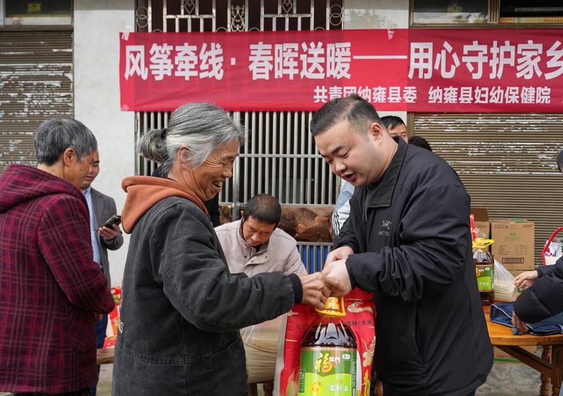 2025年10月29日，貴州省畢節市納雍縣文昌街道珙桐社區，老年人在領取物資。楊英攝