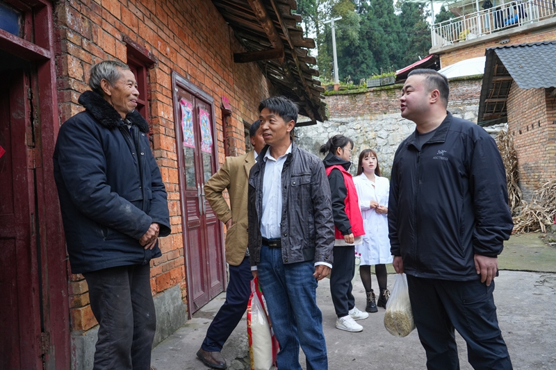 2025年10月29日，貴州省畢節市納雍縣文昌街道珙桐社區，志愿者入戶慰問行動不便的老年人。 楊英攝