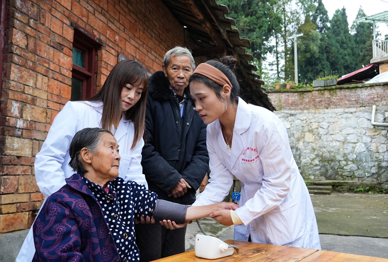 2025年10月29日，貴州省畢節市納雍縣文昌街道珙桐社區，縣婦幼保健院醫護人員入戶為行動不便的老年人體檢。 楊英攝