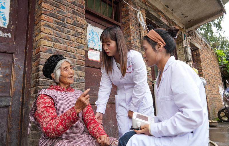 2025年10月29日，貴州省畢節市納雍縣文昌街道珙桐社區，縣婦幼保健院醫護人員入戶為老年人體檢。 楊英攝