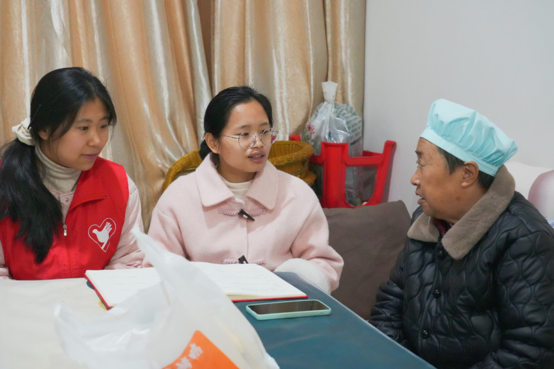 丹都旺家社區工作人員走訪群眾。