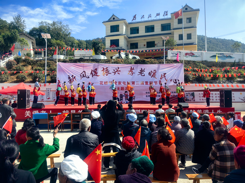 花橋鎮梁家屯村舉辦“新風促振興、孝老暖民心”主題活動上的“木偶戲”表演。譚文斌  攝