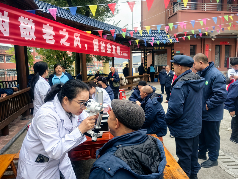 石阡縣中醫院在重陽節把醫療服務送進花橋敬老院 。
