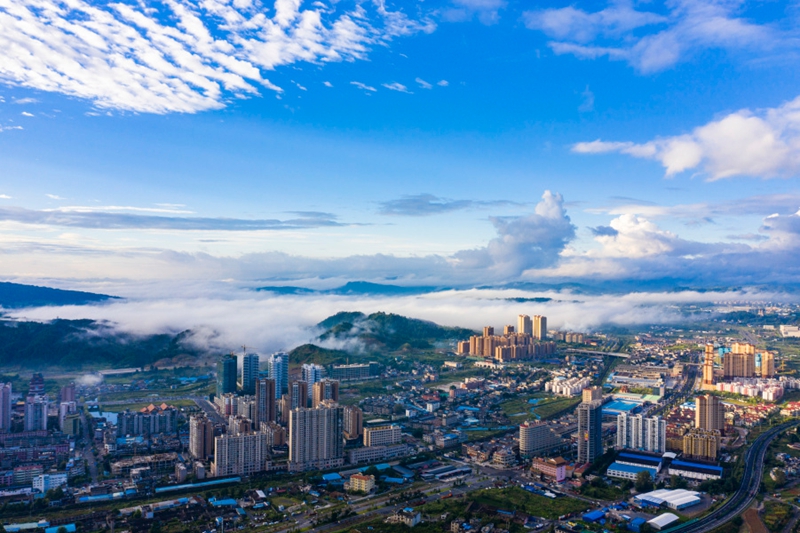 乘勢而上開新局，奮楫揚帆破浪行。