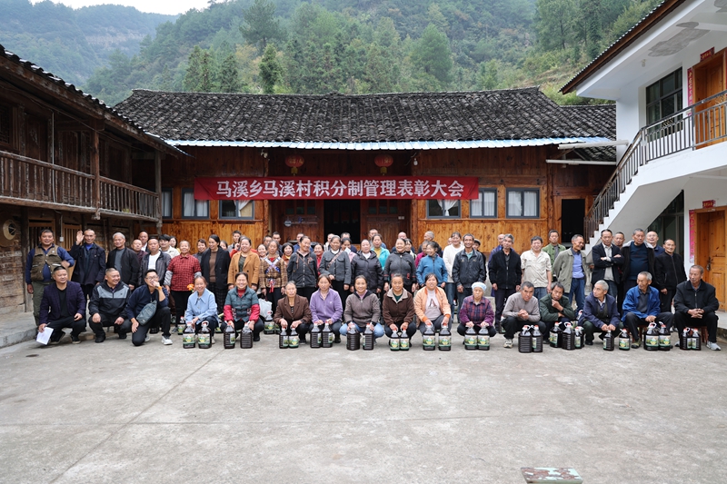 圖為:表彰活動合影 彭剛 攝